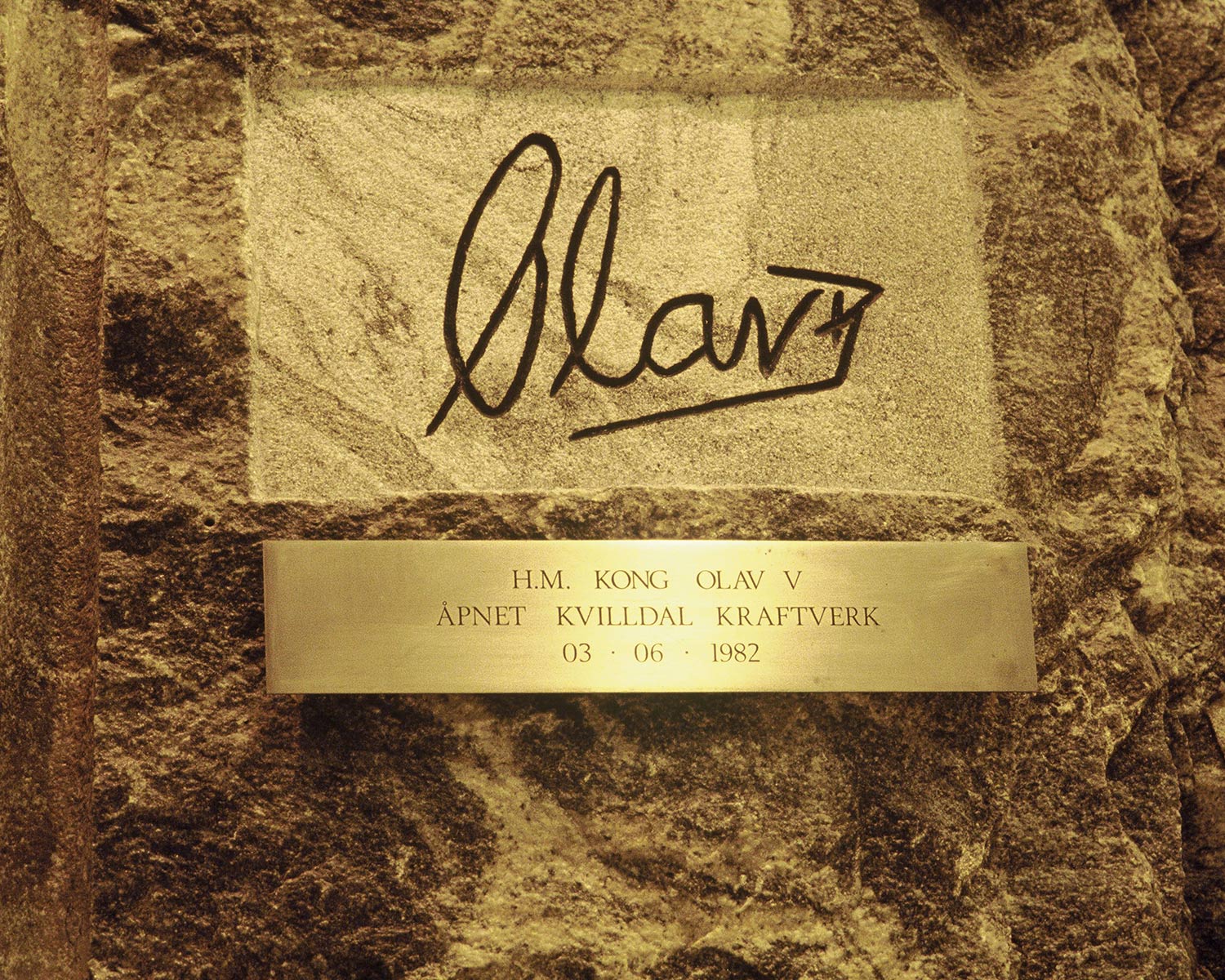 Sign commemorating the opening of Kvilldal power plant by H.M. King Olav V on 3 June 1982